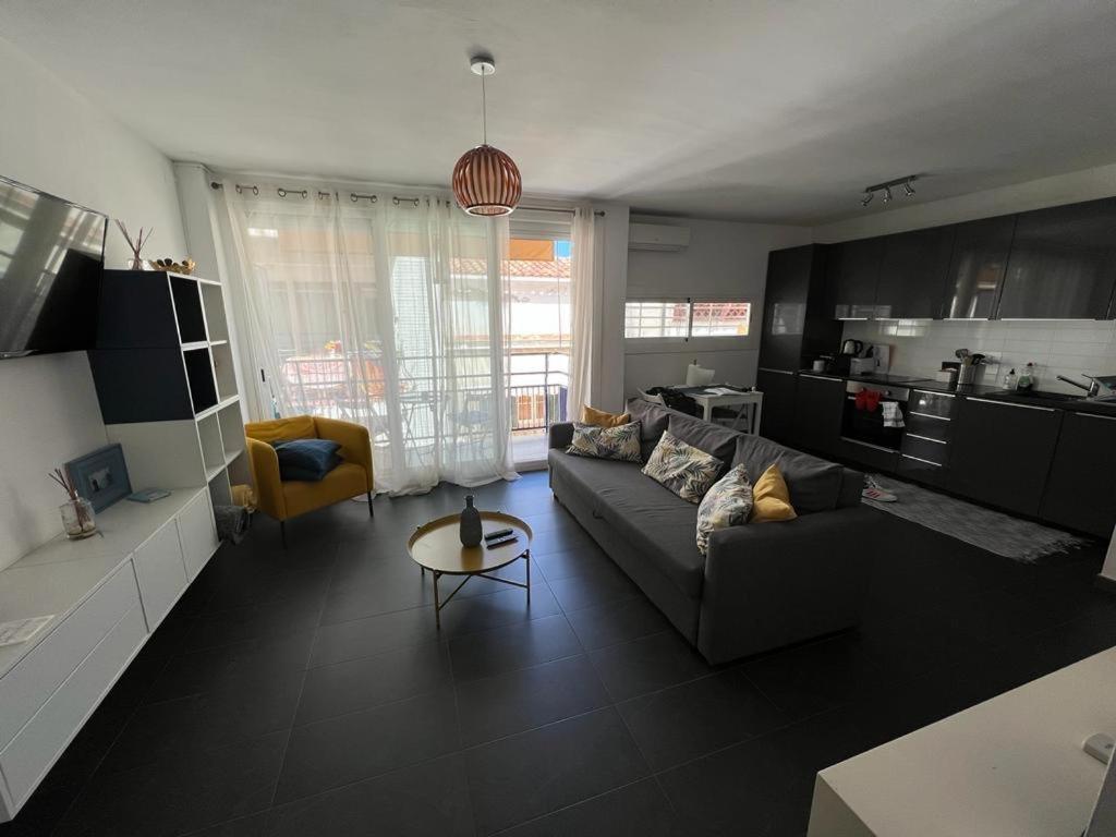Sunny Flat In Sitges 30 Seconds To Beach, Balcony & Sea Views! Exterior foto